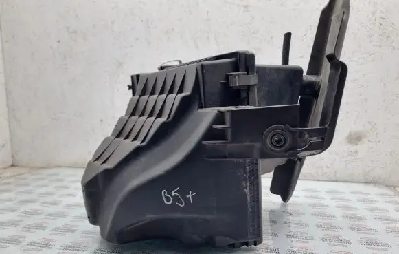 Volkswagen PASSAT B5.5 Air filter box 3B0129607N 3B0129607