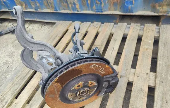 Rear wheel hub spindle/knuckle