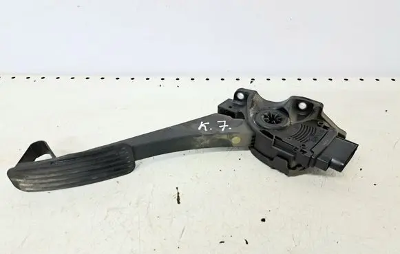 Volvo V70 Accelerator throttle pedal 30715173