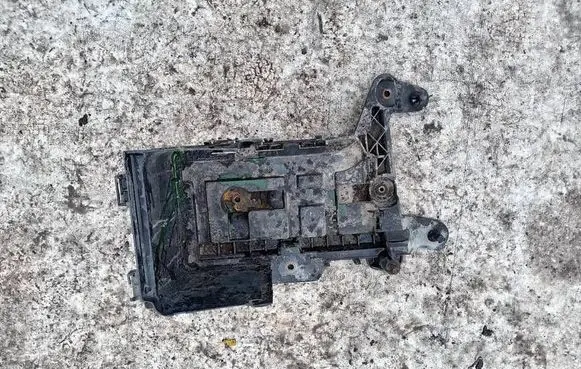 Volkswagen Touran I Battery box tray 1K0915333B