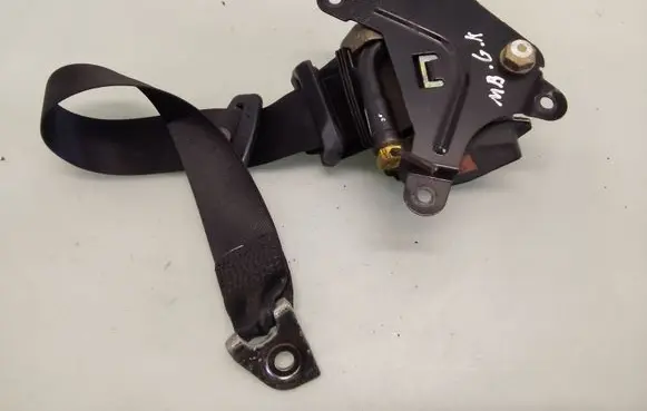 Mercedes-Benz E W210 Rear seatbelt 2018680222