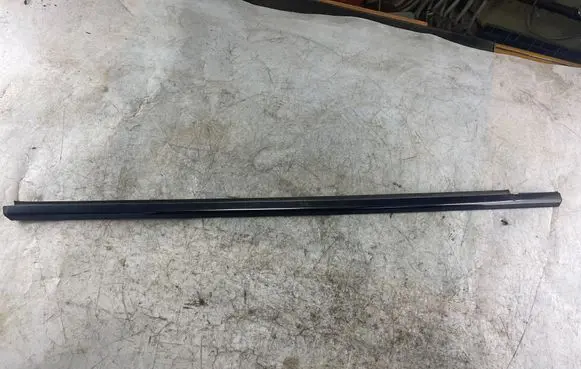 Mercedes-Benz E W210 Front door glass trim molding