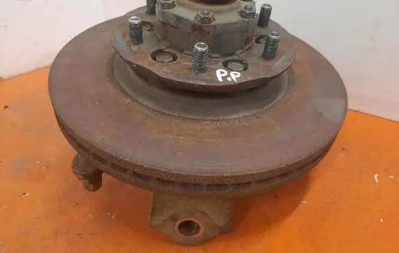 Nissan Navara D40 Front wheel hub spindle knuckle