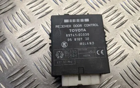 Toyota Avensis T220 Door control unit/module 05810730 8974105030