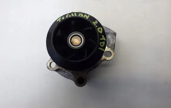 Volkswagen Touran I Water pump 03L121019