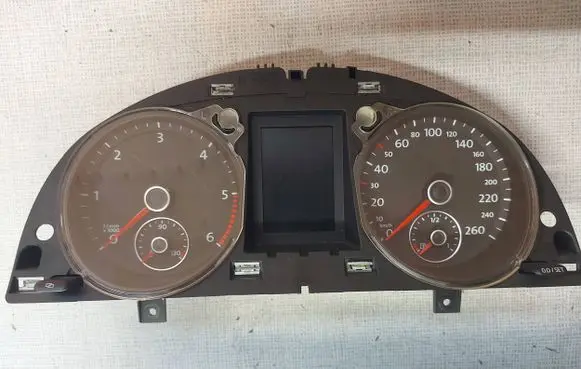 Volkswagen PASSAT B7 Speedometer (instrument cluster) 3AA920870D