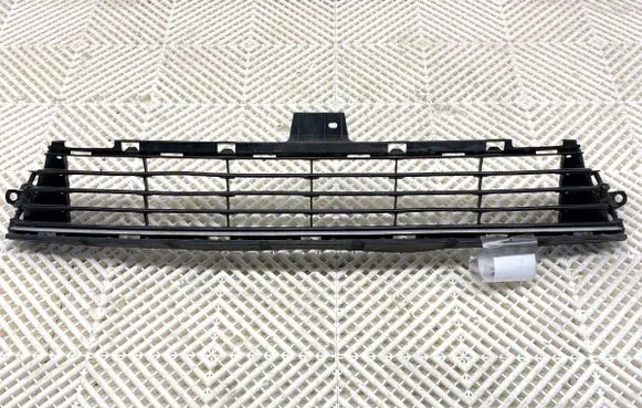 Toyota Auris E180 Front bumper lower grill 5311202670