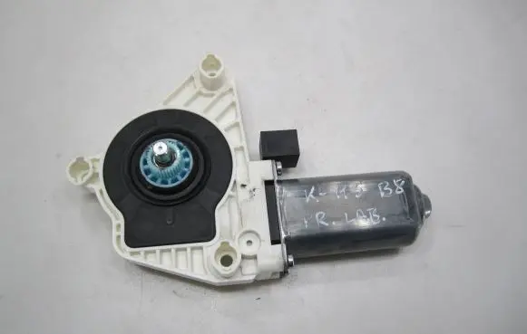 Volkswagen PASSAT B8 Front door window regulator motor 5Q4959802B 1036C22941100 170430251996
