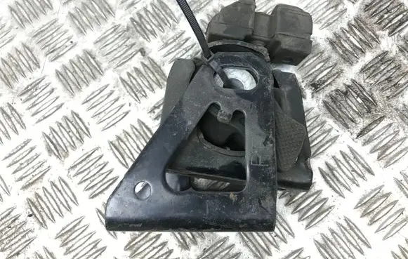 Lexus CT 200H Engine mount bracket
