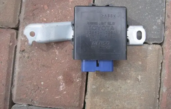 Toyota Hilux (AN10, AN20, AN30) Day light relay 8264212050