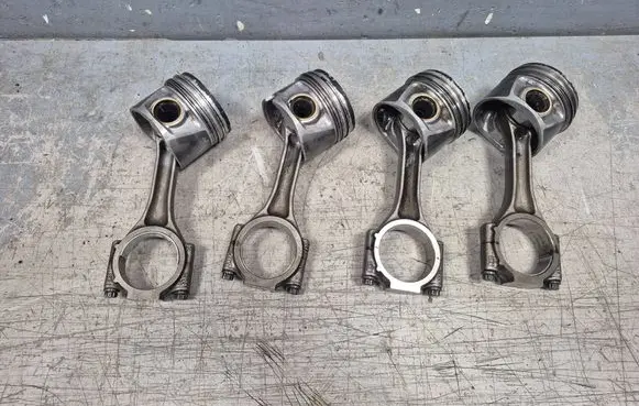Volkswagen Golf Plus Piston with connecting rod
