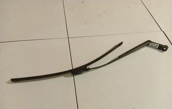 Front wiper blade arm