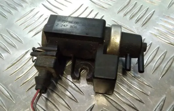 BMW 5 E39 Turbo solenoid valve 72279600 2247906