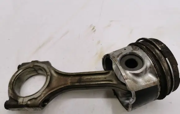 Toyota Corolla Verso AR10 Piston with connecting rod 7JA05632