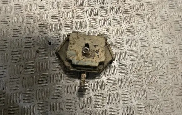 SsangYong Musso Engine mount bracket