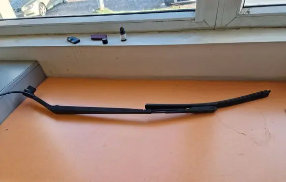 Front wiper blade arm