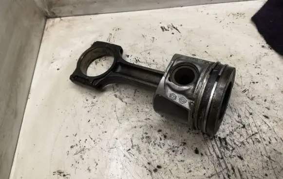 Nissan Qashqai+2 Piston with connecting rod