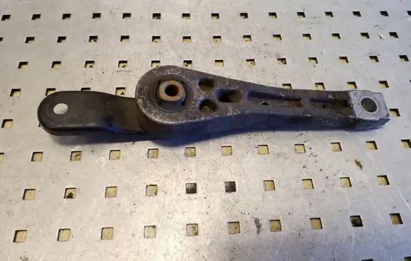 Volkswagen Touran I Engine mounting bracket 1K0199855