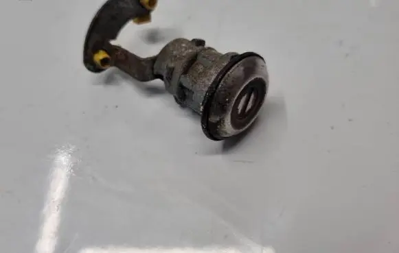 Hyundai H-1, Starex, Satellite Front door lock (next to the handle) 