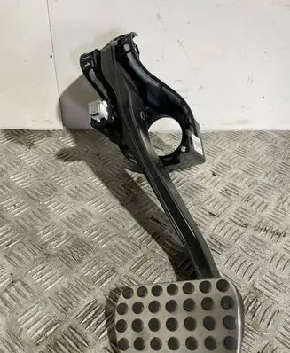 Mercedes-Benz C W204 Brake pedal A2042902001 0832322602 PP204290056