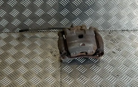 Nissan Leaf I (ZE0) Front brake caliper