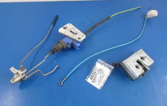 Audi 80 90 S2 B4 Front door lock 8A1837016A