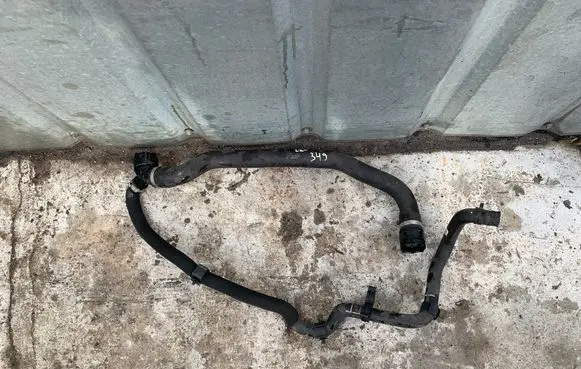 Engine coolant pipe/hose