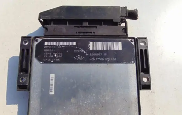 Renault Megane I Engine control unit/module 7700105954