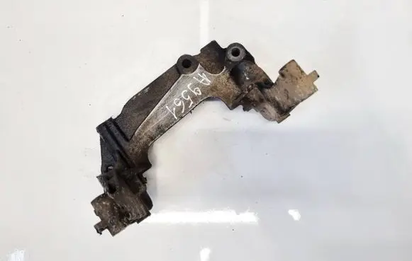 Engine mounting bracket