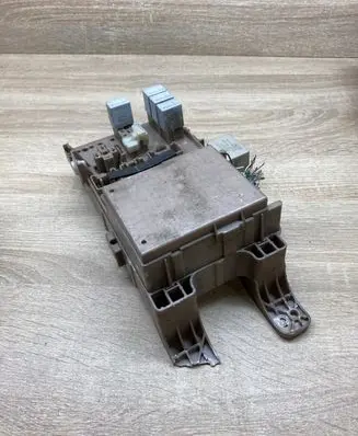 Toyota Corolla E120 E130 Fuse module 6D100101 8198005040