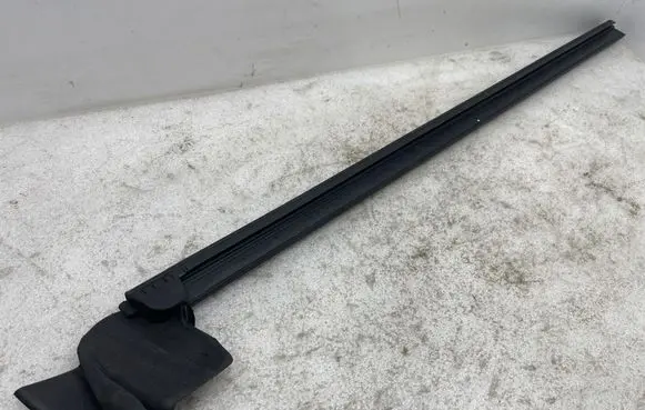 Tesla Model Y Rubber seal front coupe door window 150006200f