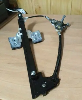 Rear door manual window regulator