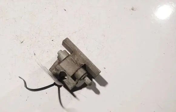 Volvo XC70 Front door upper hinge 