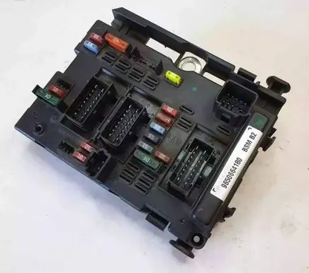 Peugeot 307 Fuse module 9650664180