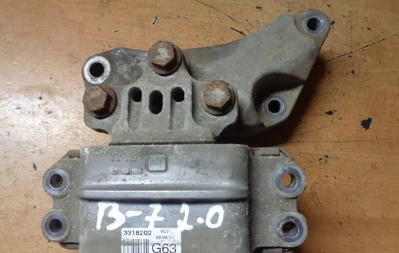 Volkswagen PASSAT B7 Engine mount bracket 1K0199555