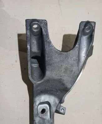 BMW 5 E60 E61 Engine mounting bracket 6770940
