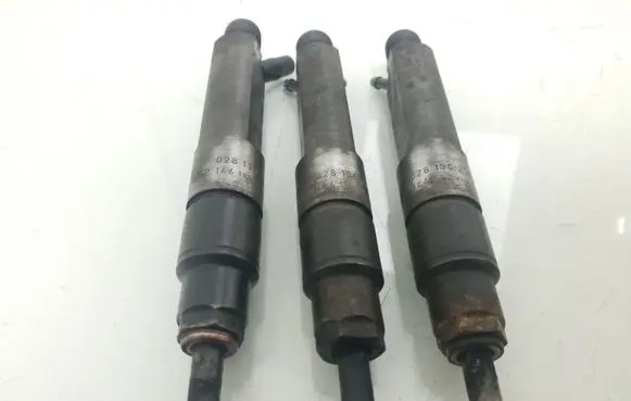 Volkswagen PASSAT B5 Fuel injector 028130201T