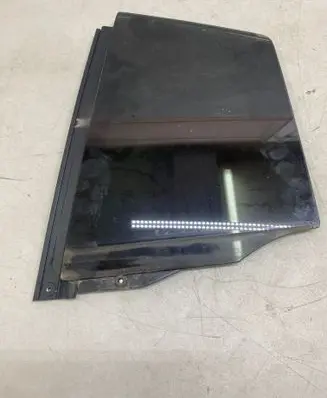 Tesla Model X Rear vent window glass 43R004553 E000214