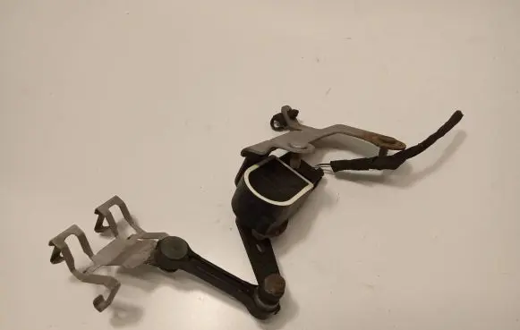 Mercedes-Benz GLC AMG Rear air suspension level height sensor A0009053704 140619 0012