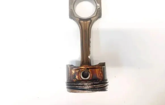 Volkswagen Golf IV Piston with connecting rod
