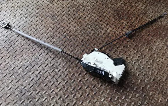 Skoda Yeti (5L) Front door lock 5K2837015D