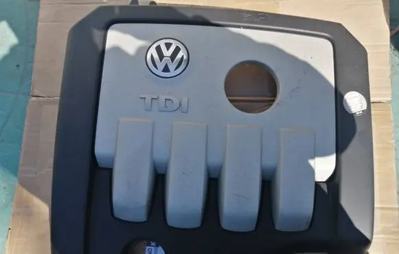 Volkswagen PASSAT B6 Engine cover (trim) 03G103925BF