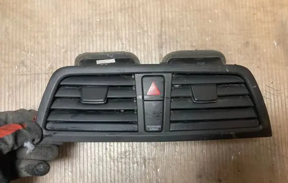 Suzuki SX4 S-Cross Dash center air vent grill 7361061M0 73610