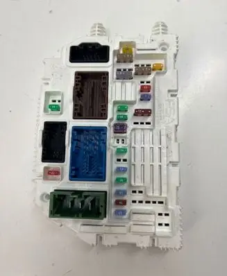 Peugeot 3008 III Fuse module 9862022280 9830407780 9695261880
