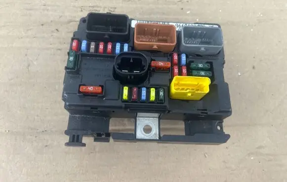 Citroen C3 Fuse module 9667199680