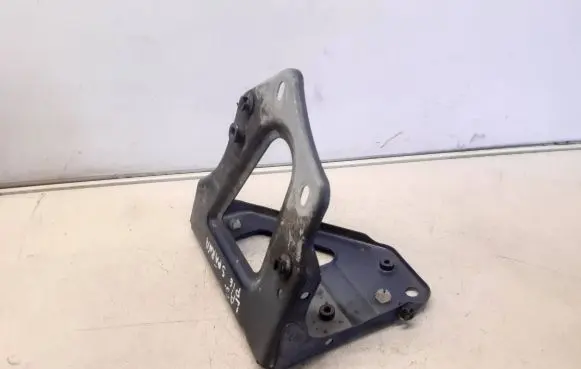 Audi A6 S6 C6 4F Fender mounting bracket 4F0821136A