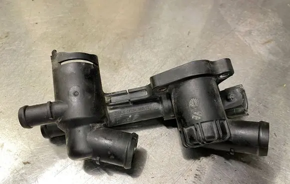 Volkswagen Caddy Thermostat housing 03F121026B 03F121111A