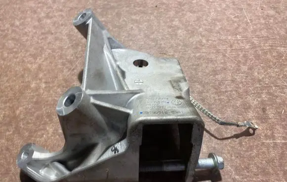 Volvo XC90 Engine mounting bracket 31430470