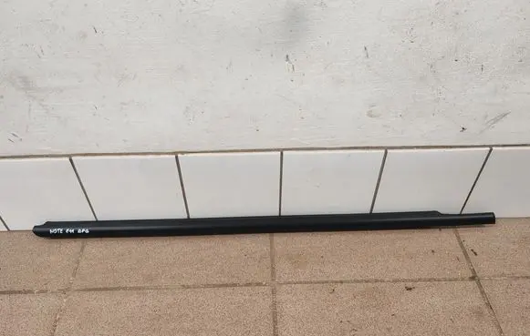 Nissan Note (E11) Rear door glass trim molding 