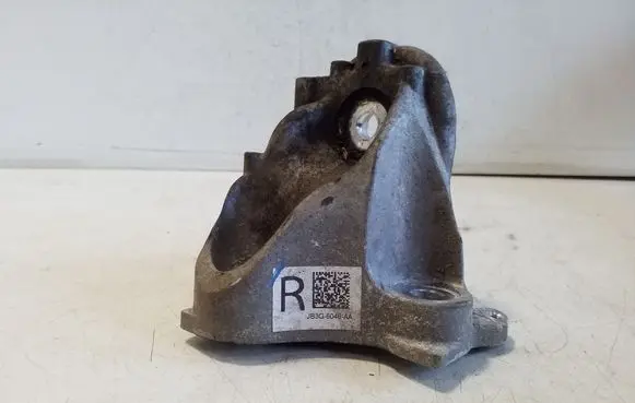 Engine mounting bracket